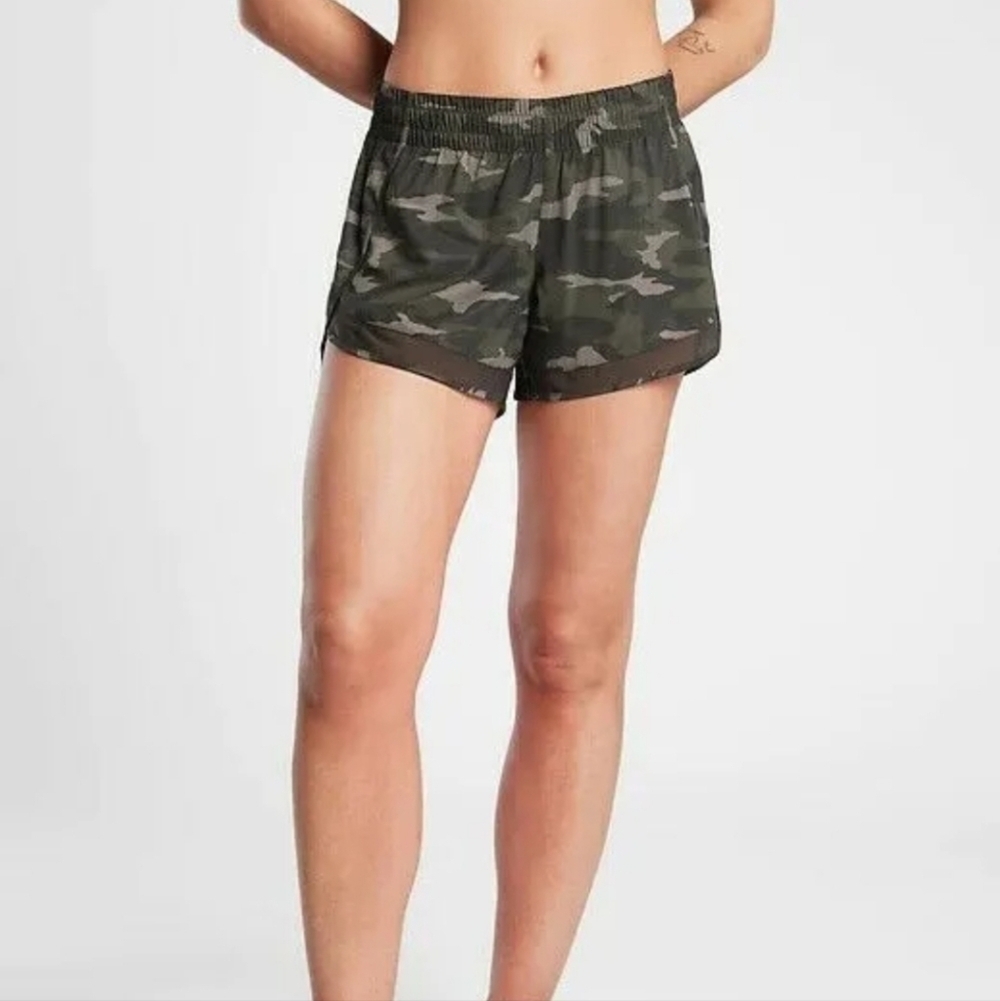 Athleta Racer Run Mesh Shorts in Olive Green Camo, sz XS